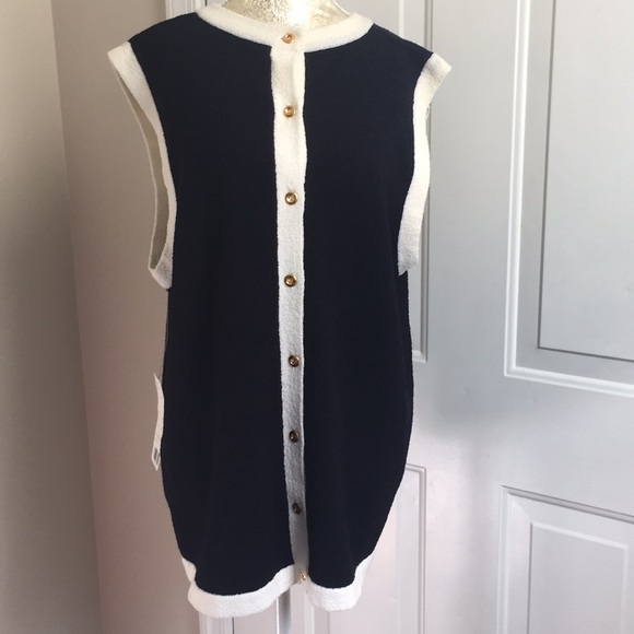 Outlander Woman Sleeveless Top in 2X - Picture 8 of 8